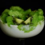 Mousse al pistacchio senza gelatina, cremosa e verde, servita in un elegante bicchiere.