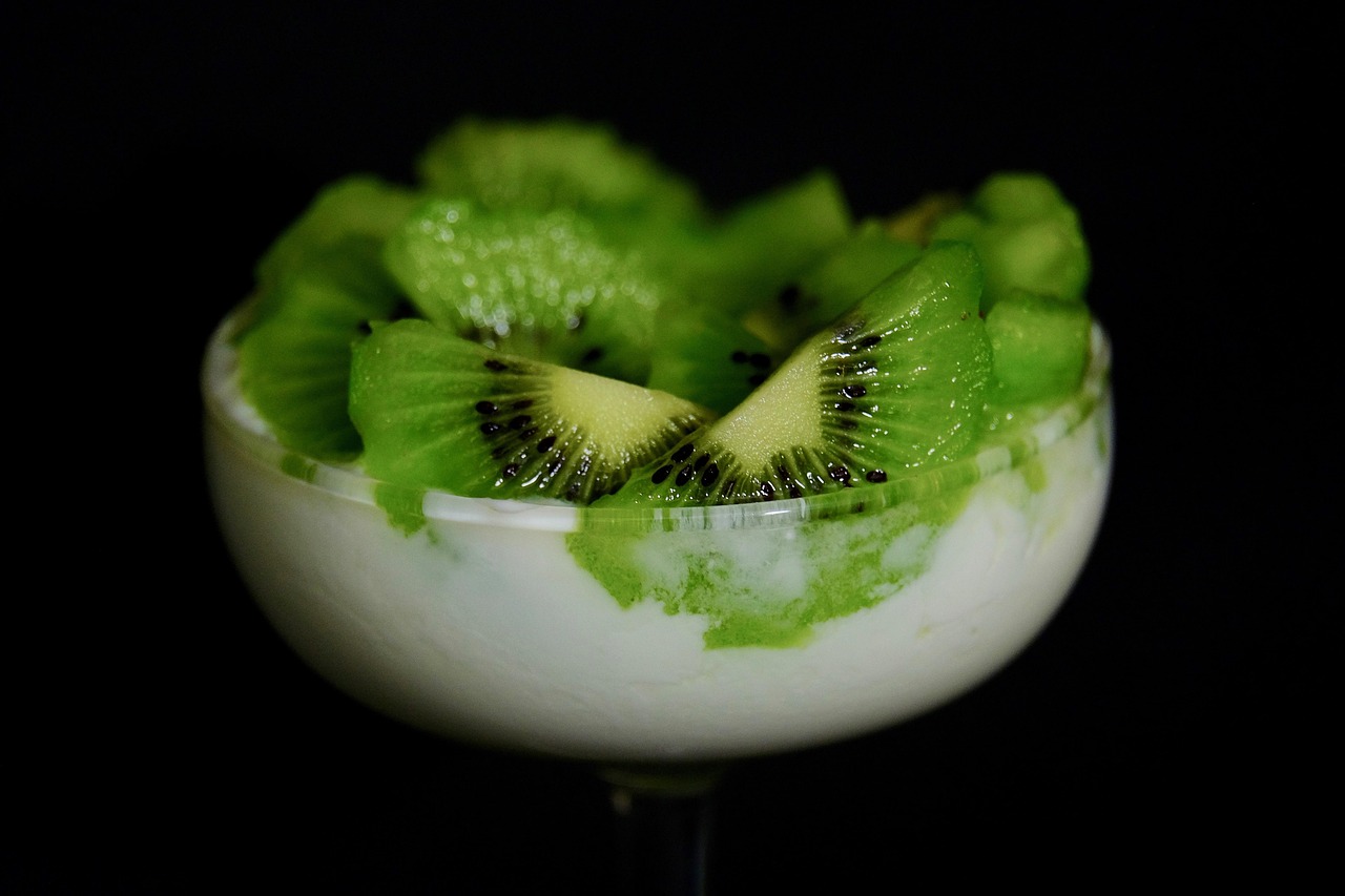 Mousse al pistacchio senza gelatina, cremosa e verde, servita in un elegante bicchiere.